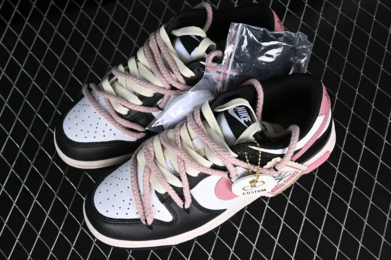 All Categories Nk SB Dunk Series Nk SB Dunk Low Low-top sneakers Nk Dunk Low Black Rose Thoughts Cloth patch Rope shoelaces Girls Sweet cool style SB strap low-top casual sneakers CW1590-100